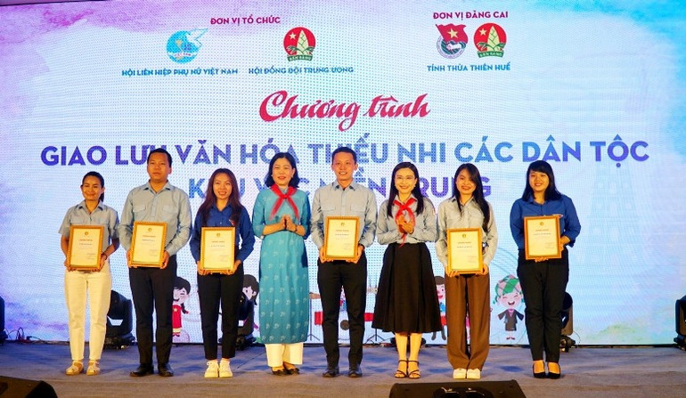 Hội đồng Đội Trung ương trao chứng nhận cho 6 tỉnh đã tích cực tham gia tại ngày hội.