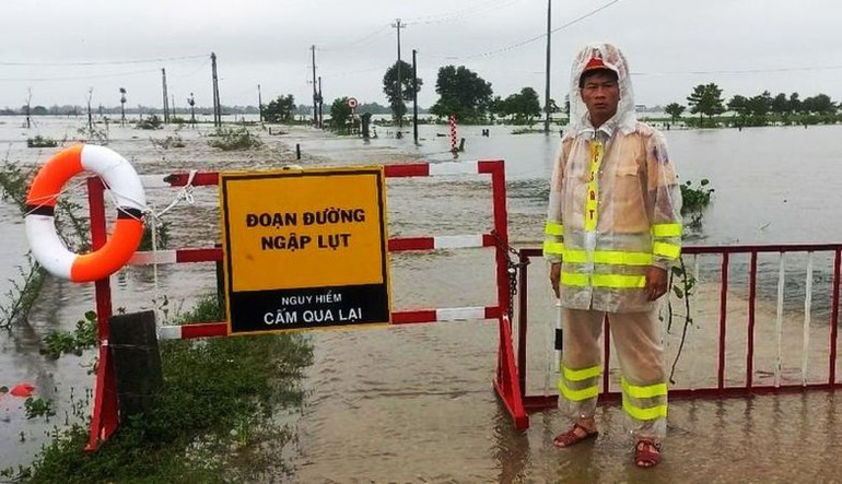 Công an các huyện chốt chặn ở những điểm nước sâu, không cho người dân qua lại đề phòng các tình huống nguy hiểm trong lũ.