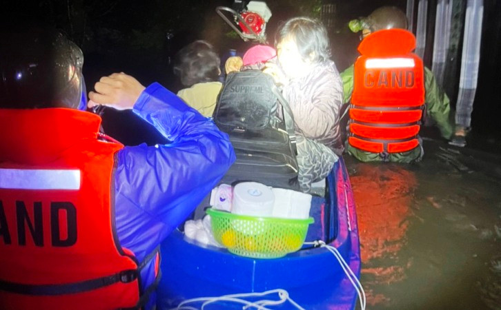 Công an phường Phú Thượng, thành phố Huế giúp đỡ người già di dời đến nơi an toàn tối 15/11.