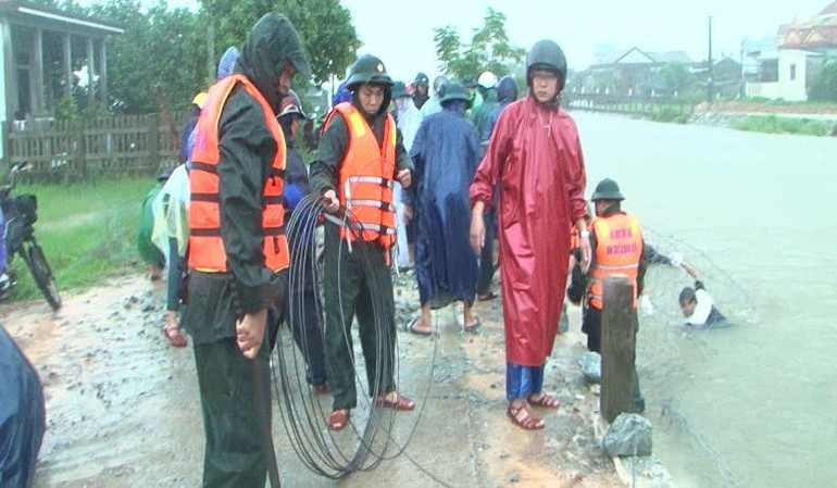 Mưa rất lớn kéo dài, nước sông chảy xiết, nên việc xếp kè rọ đá vào vị trí sạt lở gặp nhiều khó khăn.