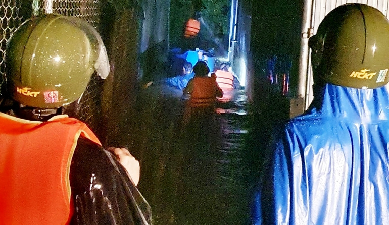 Do mưa lớn, một số tuyến đường ở phường Hương Văn (thị xã Hương Trà) bị ngập sâu. Trong đêm 10 rạng sáng 11/10, phường Hương Văn đã di dời 6 người dân đến nơi an toàn.