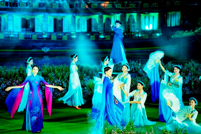 Chuyện kể từ dòng sông Hương với những tiết mục ấn tượng.