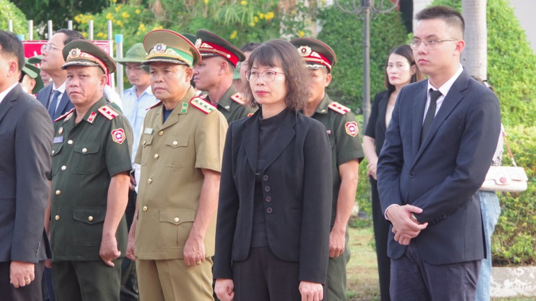 Bà Tạ Phương Dung, Tổng lãnh sự nước Cộng hòa xã hội chủ nghĩa Việt Nam tại Pakse, Cộng hòa dân chủ Lào đến dự.