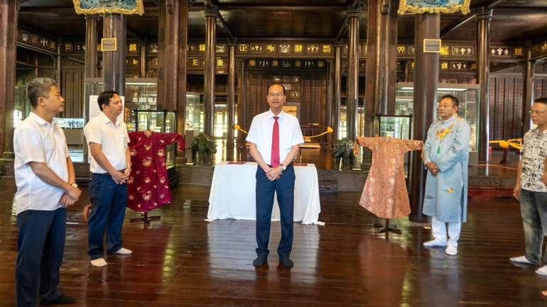 Giám đốc Trung tâm Bảo tồn di tích cố đô Huế Hoàng Việt Trung bày tỏ sự trân trọng đối với nghĩa cử của bà Công Tôn Nữ Kim Chi.