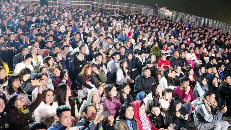 Đông đảo cán bộ, đảng viên, chiến sĩ lực lượng vũ trang và các tầng lớp nhân dân thành phố Huế đến dự sự kiện có ý nghĩa này.