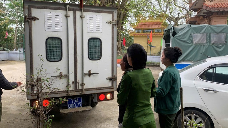 Cơ quan Cảnh sát điều tra Công an Thành phố Huế áp giải các đối tượng vi phạm về cơ quan công an để tiếp tục điều tra, làm rõ. Cơ quan Cảnh sát điều tra Công an Thành phố Huế áp giải các đối tượng vi phạm về cơ quan công an để tiếp tục điều tra, làm rõ.