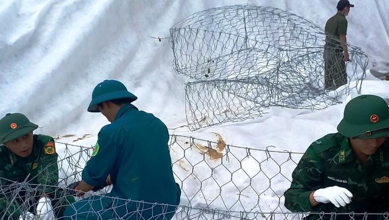 Công tác phối hợp xử lý, khắc phục sự cố sạt lở biển tại bờ biển Phú Diên được các lực lượng triển khai khẩn trương.