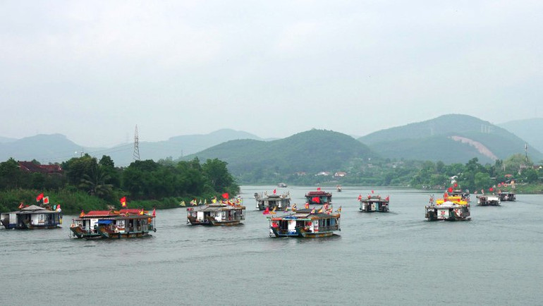 Đoàn thuyền rồng xuất phát từ di tích Nghinh Lương Đình, xuôi theo sông Hương lên thượng nguồn đến điện Huệ Nam (xã Hương Thọ).
