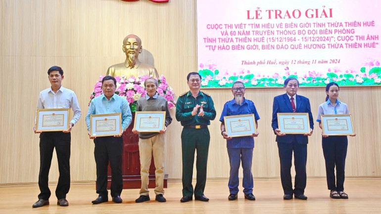 Đại tá Phạm Tùng Lâm, Bí thư Đảng ủy, Chính ủy Bộ đội Biên phòng tỉnh tặng Giấy khen của Bộ Chỉ huy Bộ đội Biên phòng tỉnh cho các tổ chức, đơn vị có nhiều bài tham gia dự thi và người lớn tuổi nhất, nhỏ tuổi nhất tham gia các cuộc thi. (Ảnh: Ngọc Bình)