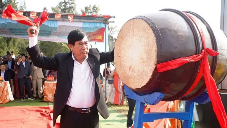 Đại diện lãnh đạo huyện Phú Vang đánh hồi trống tại lễ xuất quân đầu năm 2025.