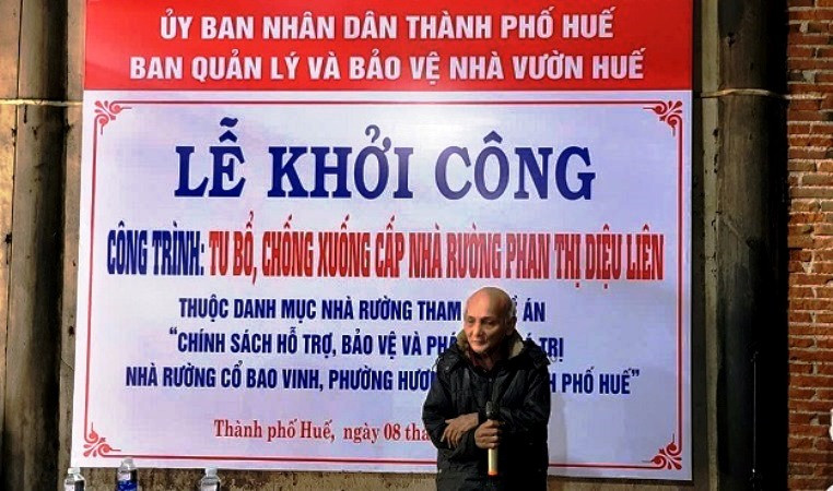 Đại diện chủ nhà rường phát biểu cảm ơn các cấp chính quyền, cơ quan chức năng đã hỗ trợ trùng tu ngôi ngôi cổ của gia đình. (Ảnh: Nhật Khương)