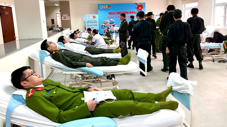 Phong trào hiến máu tình nguyện được tuổi trẻ Công an TP Huế tổ chức thường xuyên và huy động được hàng trăm đơn vị máu.