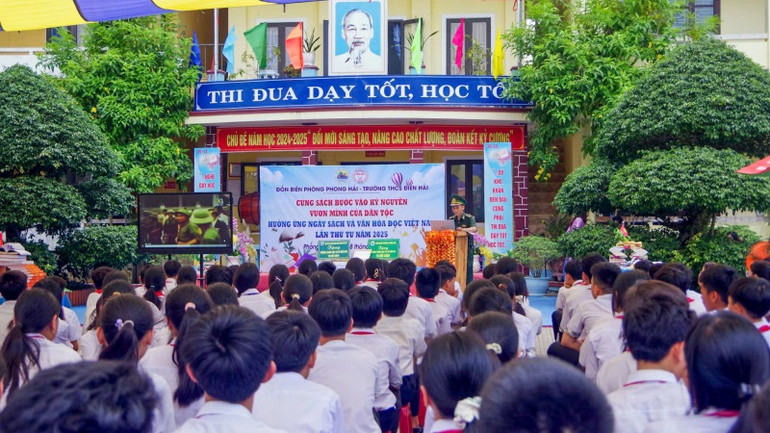 Tuyên truyền pháp luật cho các em học sinh Trường Trung học cơ sở Điền Hải.