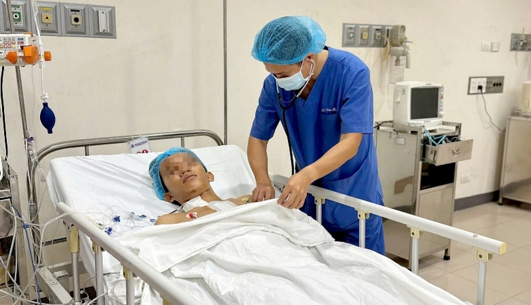 Các bác sĩ đang chăm sóc tích cực bệnh nhân sau phẫu thuật.