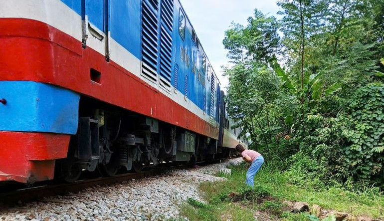Đoạn đường sắt xảy ra tai nạn giữa tàu hỏa và người đạp xe qua lối đi tự mở thuộc địa phận xã Lộc Trì, huyện Phú Lộc. (Ảnh: CTV)