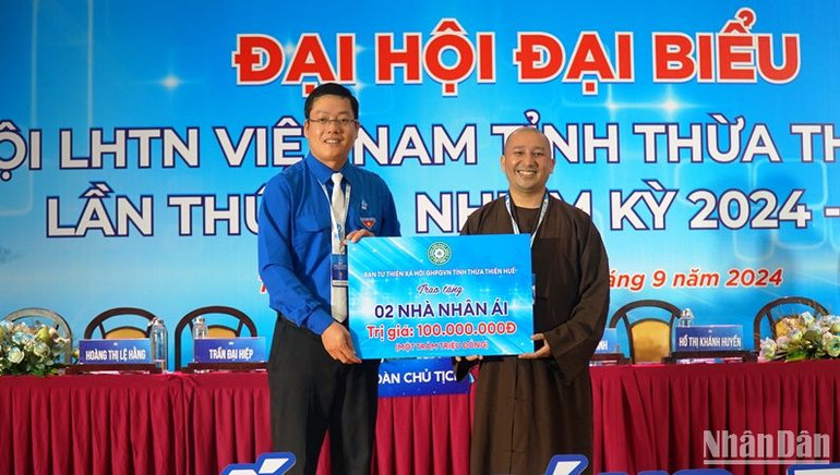 Trao biển tượng trưng hỗ trợ xây Nhà Nhân ái cho thanh niên nghèo trong tỉnh.