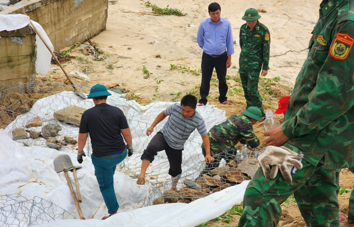 Sử dụng rọ thép, đá hộc và vải kỹ thuật để gia cố, khắc phục khẩn cấp tại các vị trí sạt lở đường dân sinh tại xã Phú Diên.