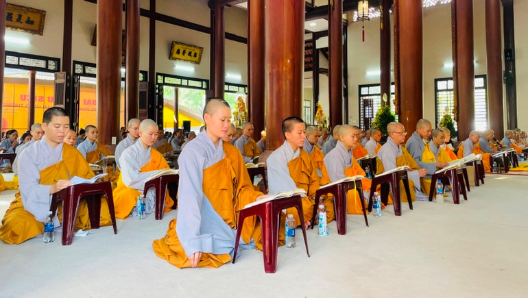 Tăng ni, phật tử tụng kinh thủy sám cầu nguyện tại Tổ đình Từ Đàm, thành phố Huế.