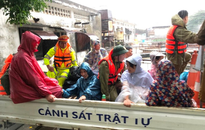 Lực lượng Công an tỉnh Thừa Thiên Huế cũng đã khẩn trương hỗ trợ người dân di dời người, tài sản… đến nơi an toàn.