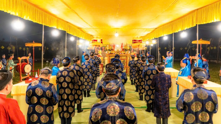 Những người tham gia Lễ tế Xã Tắc nghiêm cẩn với áo dài, khăn xếp.