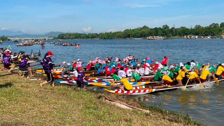 Tranh tài quyết liệt từ điểm xuất phát.