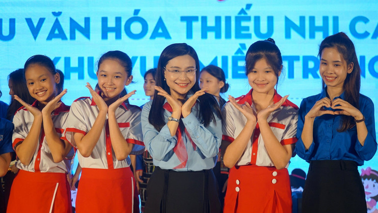 Bí thư Trung ương Đoàn, Chủ tịch Hội đồng Đội Trung ương, chị Nguyễn Phạm Duy Trang chung vui cùng thiếu nhi các dân tộc trong khu vực.