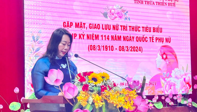 Phó Chủ tịch Hội đồng nhân dân tỉnh, Chủ tịch Hội Nữ trí thức tỉnh Thừa Thiên Huế Nguyễn Thị Ái Vân phát biểu tại buổi gặp.