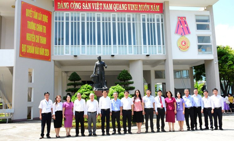 Đoàn khảo sát chụp ảnh với lãnh đạo tỉnh cùng các ban, ngành và nhà trường. Đoàn khảo sát chụp ảnh với lãnh đạo tỉnh cùng các ban, ngành và nhà trường.