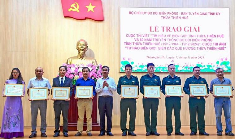 Trao giải Ba cho các tác giả đoạt giải tại các cuộc thi. (Ảnh: Ngọc Bình)
