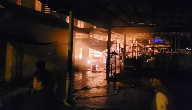 Hầu như các quầy hàng trong chợ Khe Tre đều bị cháy rụi.