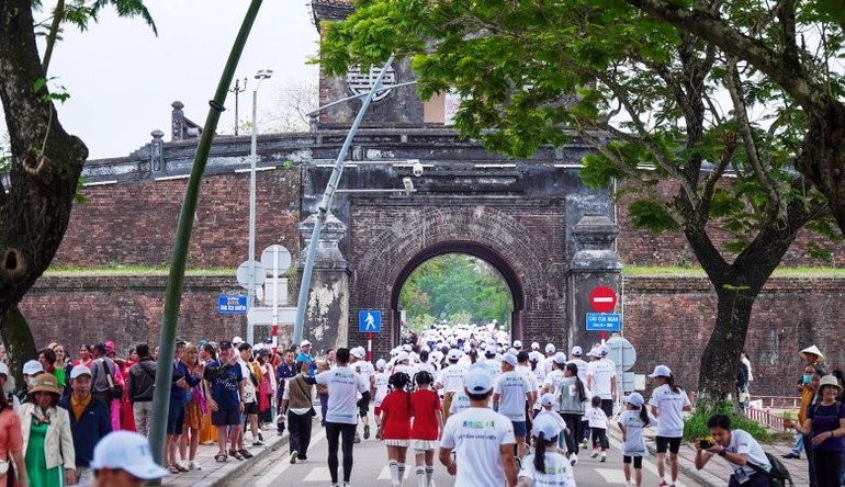 Giải chạy thu hút gần 15.000 vận động viên tham gia rèn luyện sức khỏe, đồng thời gây quỹ điều trị khuyết tật vận động hỗ trợ bệnh nhi nghèo.