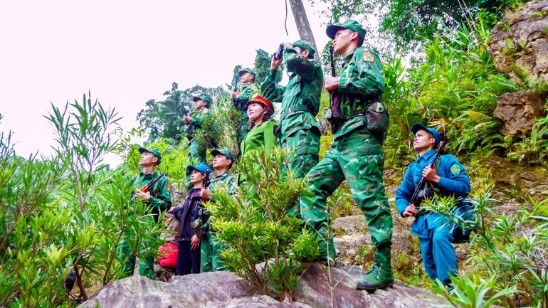 Cán bộ, chiến sĩ Bộ đội Biên phòng Thừa Thiên Huế phối hợp cùng các lực lượng và nhân dân xã Quảng Nhâm, huyện A Lưới tuần tra bảo vệ biên giới. (ảnh: Võ Tiến)