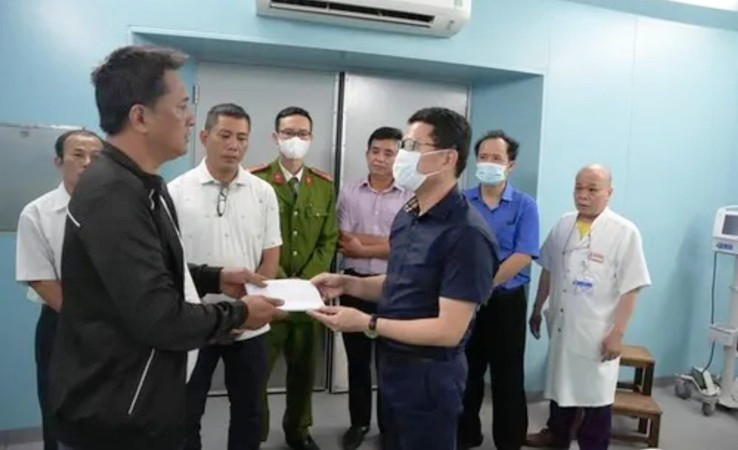 Phó Chủ tịch Ủy ban nhân dân tỉnh Thừa Thiên Huế Hoàng Hải Minh (bên phải) tặng quà động viên người nhà nạn nhân trong vụ tai nạn