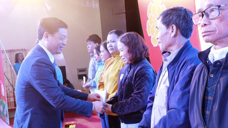 Nhiều phần quà được lãnh đạo thành phố trao tặng cho đoàn viên, người lao động nghèo tại ngày hội.