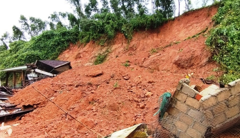 Điểm sạt lở đất đồi tại thôn Phước Tượng, xã Lộc Trì (huyện Phú Lộc) trong một trận mưa lũ.