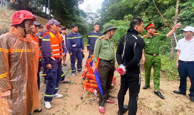 Đại tá Hồ Xuân Phương, Phó Giám đốc Công an tỉnh Thừa Thiên Huế có mặt tại hiện trường chỉ đạo công tác cứu nạn, cứu hộ.