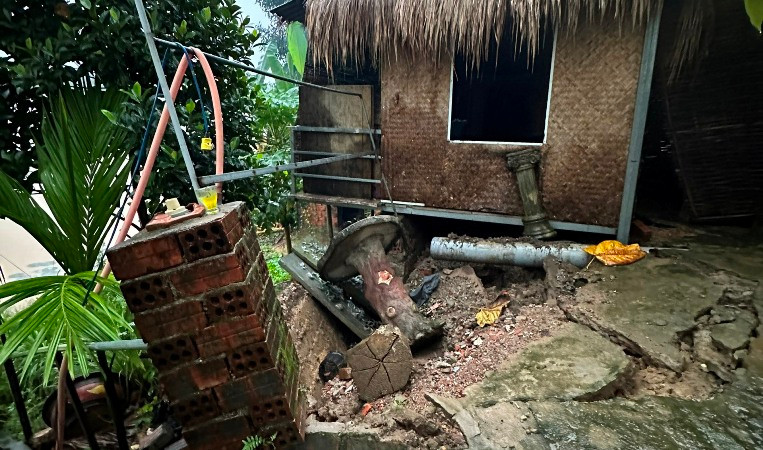 Trong khi đó, tình trạng sạt lở bờ sông Hương đã ảnh hưởng đến 2 hộ gia đình và 1 Tịnh thất ở phường Hương Hồ (TP Huế).