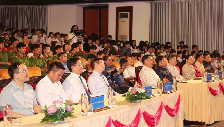 Các đại biểu lãnh đạo 2 nước tham dự đêm giao lưu nghệ thuật.