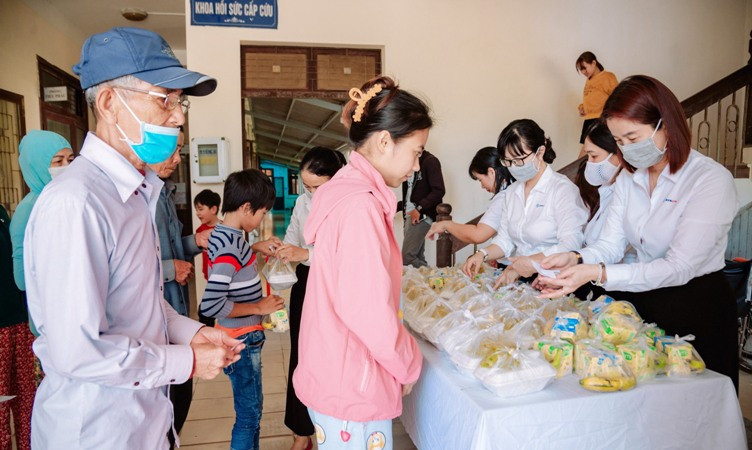 Những suất cơm dinh dưỡng được trao trực tiếp cho bệnh nhân nghèo.