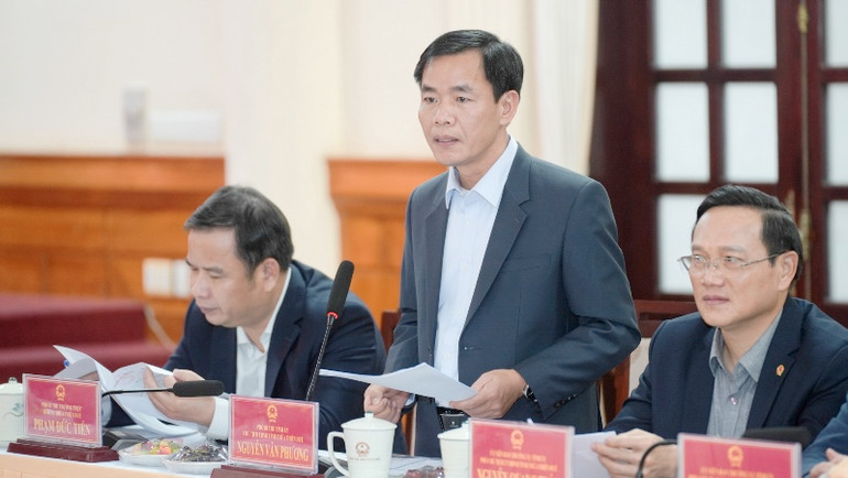 Chủ tịch Ủy ban nhân dân tỉnh Thừa Thiên Huế Nguyễn Văn Phương báo cáo tại buổi làm việc.