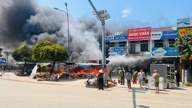 Các tiểu thương, người dân, Ban Quản lý chợ An Lỗ đã dùng các phương tiện chữa cháy tại chỗ để dập lửa.