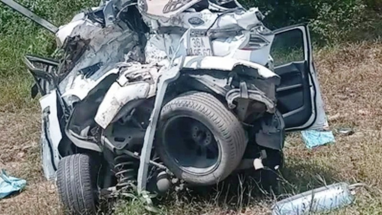 Ô-tô con bị hất văng khỏi cao tốc, thân xe biến dạng hoàn toàn. (ảnh: CTV)