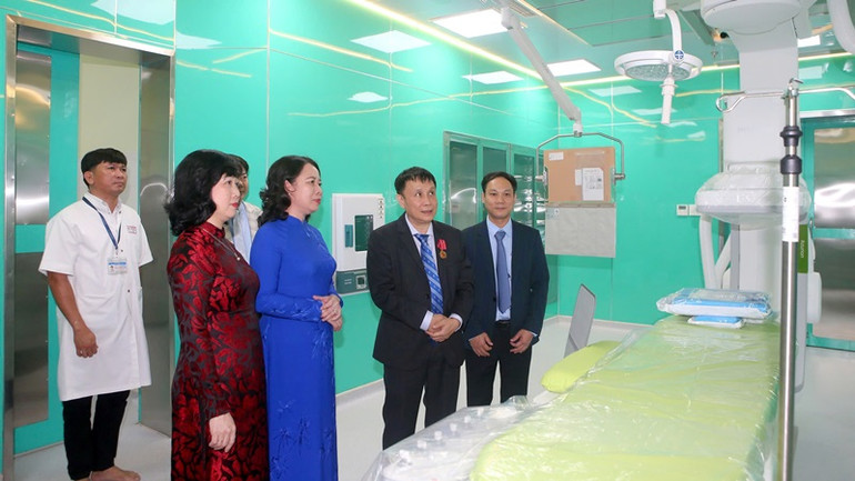Phó Chủ tịch nước Võ Thị Ánh Xuân và Bộ trưởng Đào Hồng Lan đến thăm Hệ thống máy chụp mạch số hóa xóa nền DSA tại Trung tâm Tim mạch - Bệnh viện Trung ương Huế.