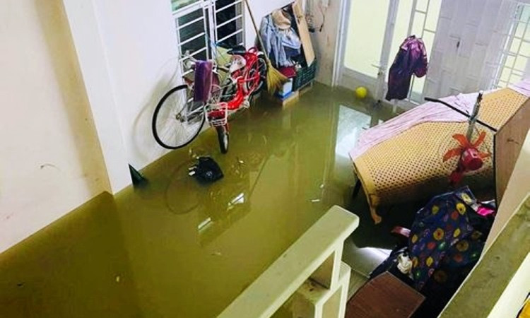 Nhiều nhà dân phải chồng đồ đạc, tủ lạnh lên cao nhưng xe vẫn bị ngập lụt.