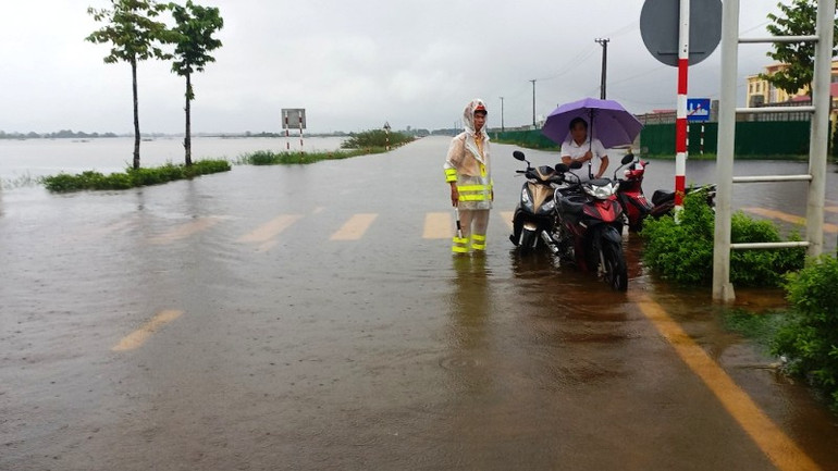 Lực lượng chức năng cảnh báo, tiến hành ngăn chặn các phương tiện giao thông qua lại các tuyến đường ngập lụt nặng.
