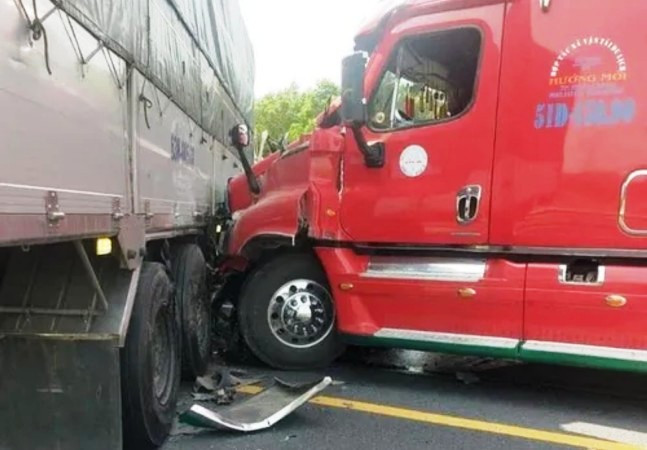 Vụ tai nạn giao thông đặc biệt nghiêm trọng trên tuyến cao tốc Cam Lộ-La Sơn, làm 3 mẹ con tử vong.