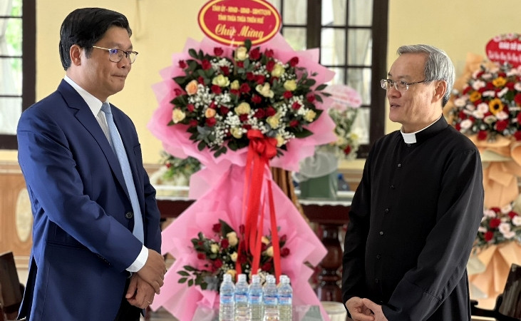 Đồng chí Nguyễn Chí Tài tặng hoa chúc mừng Giám đốc Đại Chủng viện Huế, Tiến sĩ Giuse Hồ Thứ. (Ảnh: TB)