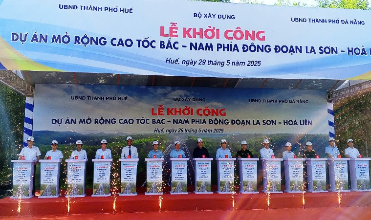 Lãnh đạo Bộ Xây dựng, hai thành phố Huế và Đà Nẵng, Ban Quản lý dự án đường Hồ Chí Minh nhấn nút khởi công mở rộng đường cao tốc La Sơn-Hòa Liên.