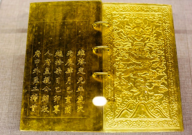 Kim sách thời Khải Định (bạc mạ vàng) - một trong những kỷ vật quý của Quốc gia.