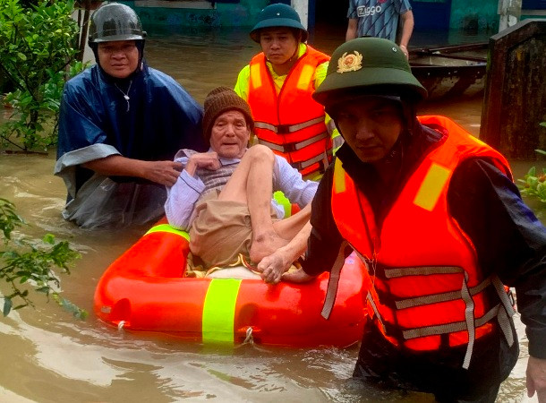 Công an phường Hương Vĩnh, thành phố Huế giúp dân đưa đến vùng cao.